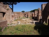 03185 ostia - regio i - insula xii - caseggiato dei triclini (i,xii,1) - hof - bli ri norden - 06-2024.jpg